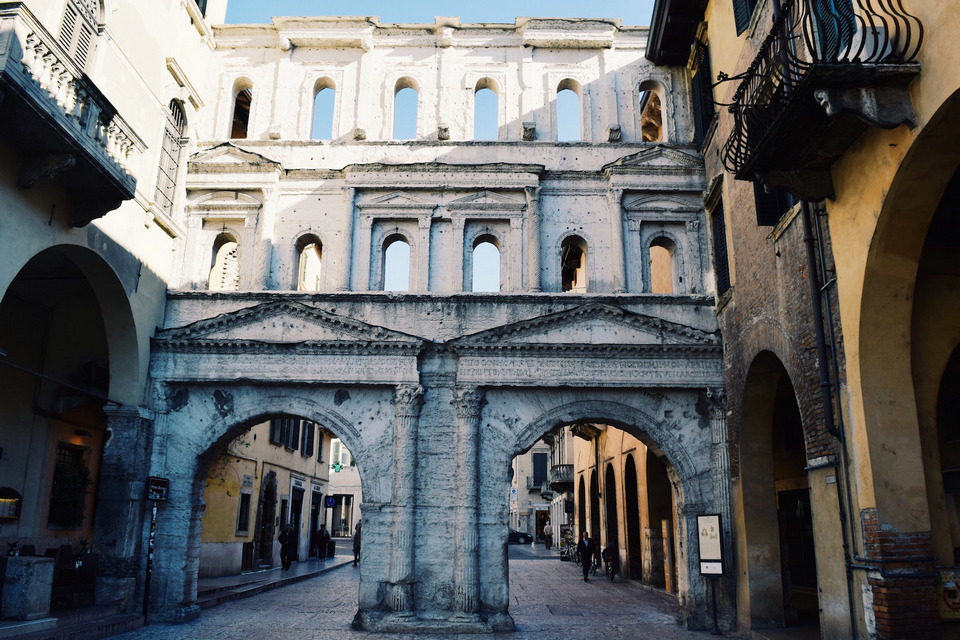 Porta Iovia (Porta Borsari) 2