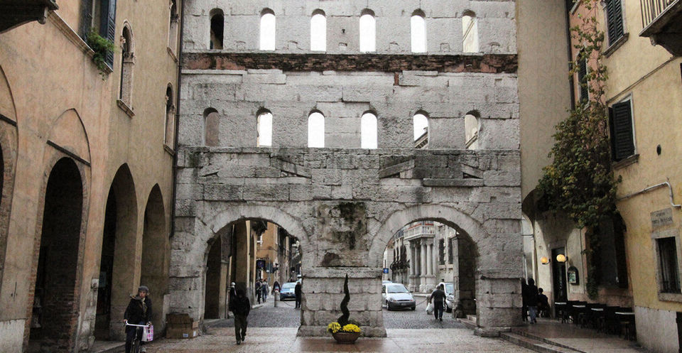 Porta Iovia (Porta Borsari) 2