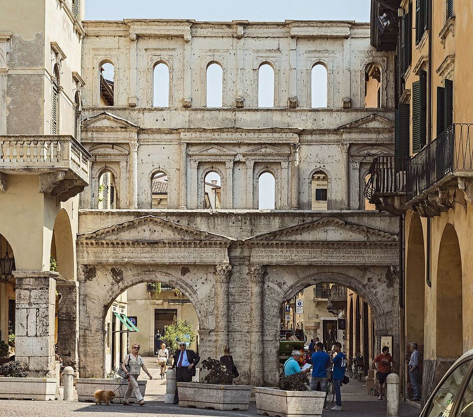 Porta Iovia (Porta Borsari) 2