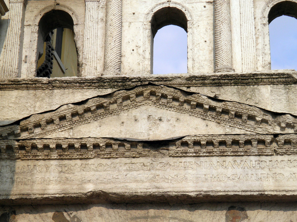 Porta Iovia (Porta Borsari) 2