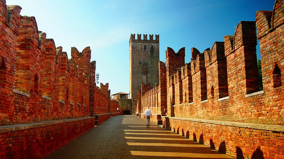 editorial-circa-2014the-castel-vecchio-bridge-in-veronatime-lapse-4k_e17s8amsl__F0000