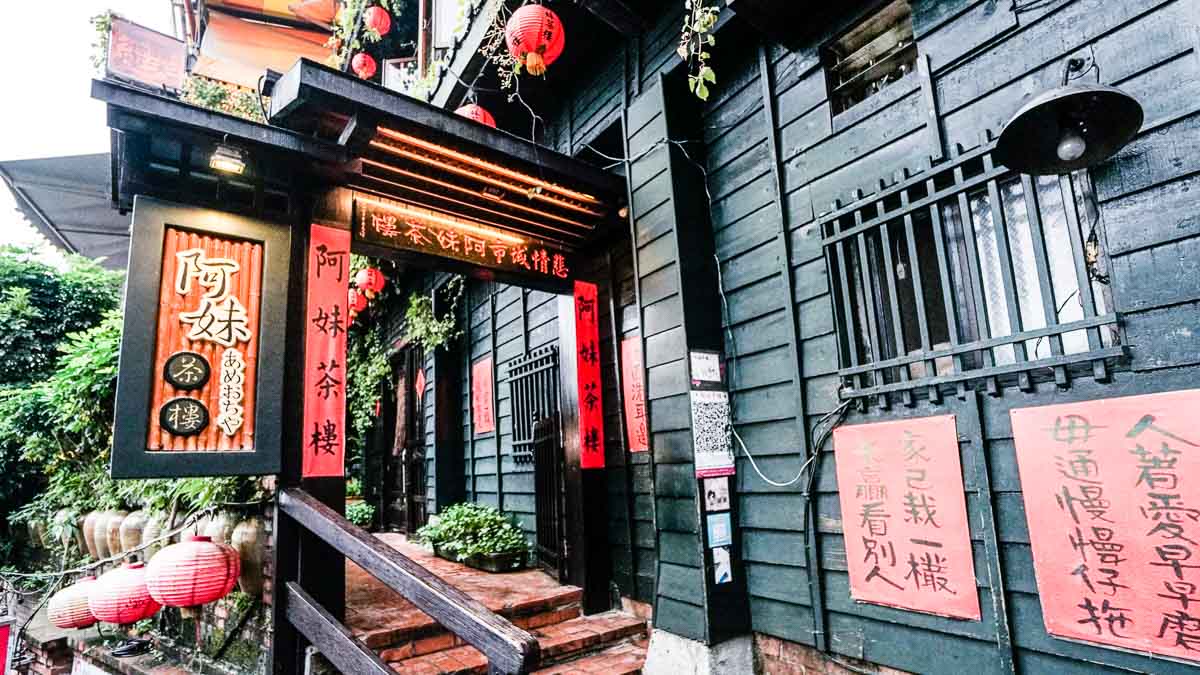 ah-mei-teahouse-in-jiufen-Taiwan-Itinerary-1