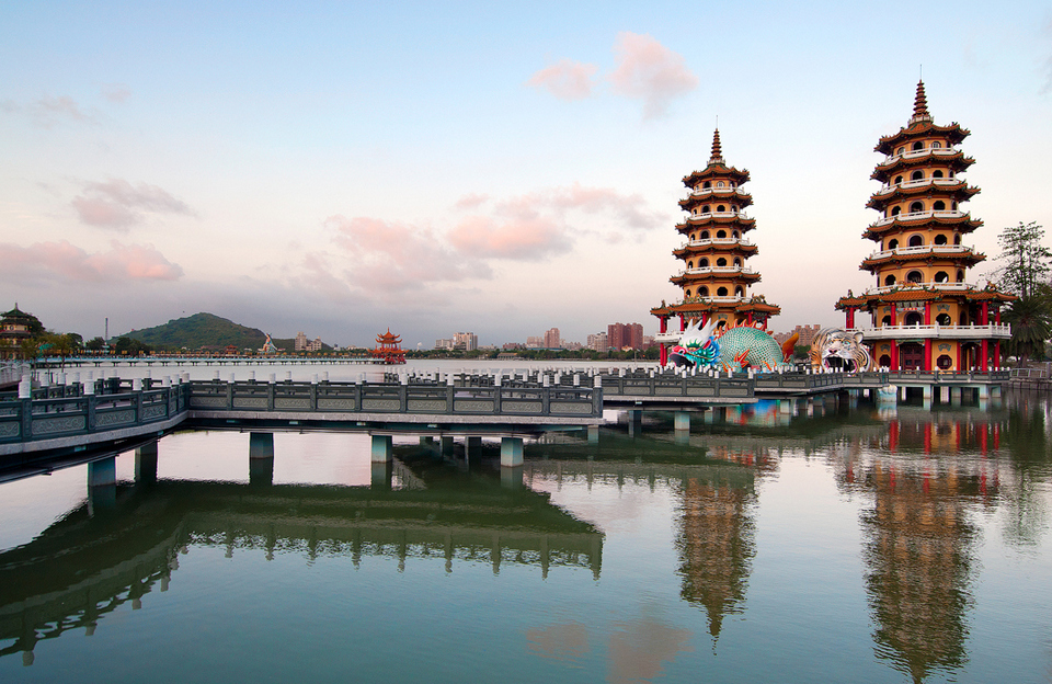 Lotus Pond dragon tiger pagoda