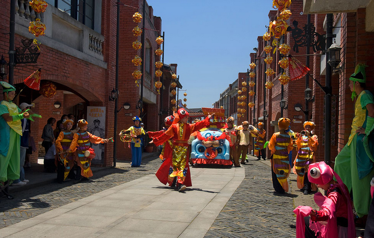 National Center for Traditional Arts parade activity