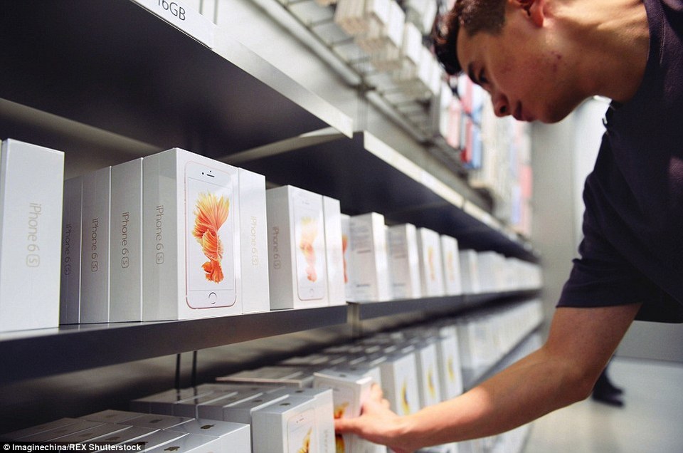 apple_singapore_orchard_road_120_foot_glass_exterior