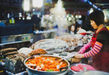 Best Korean street food — Top 22 best street food in Korea & Seoul you definitely must-eat Street-Food-Stall in seoul