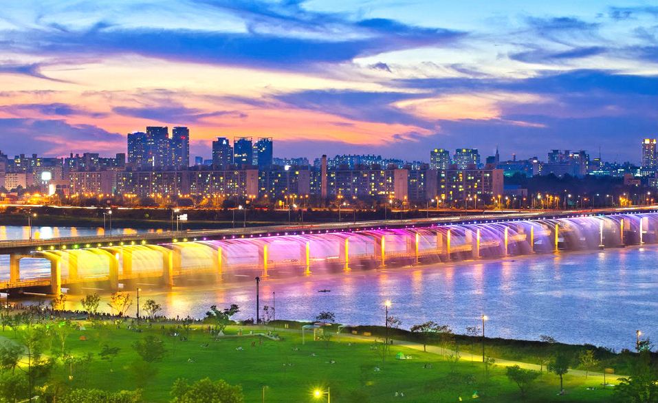 Banpo Hangang Park and the bridge.