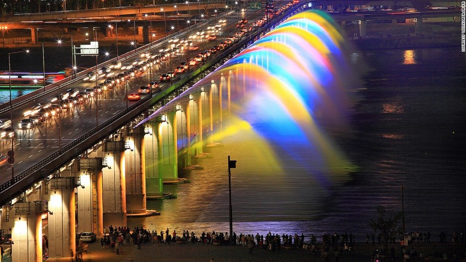 Fountains at Banpo bridge.