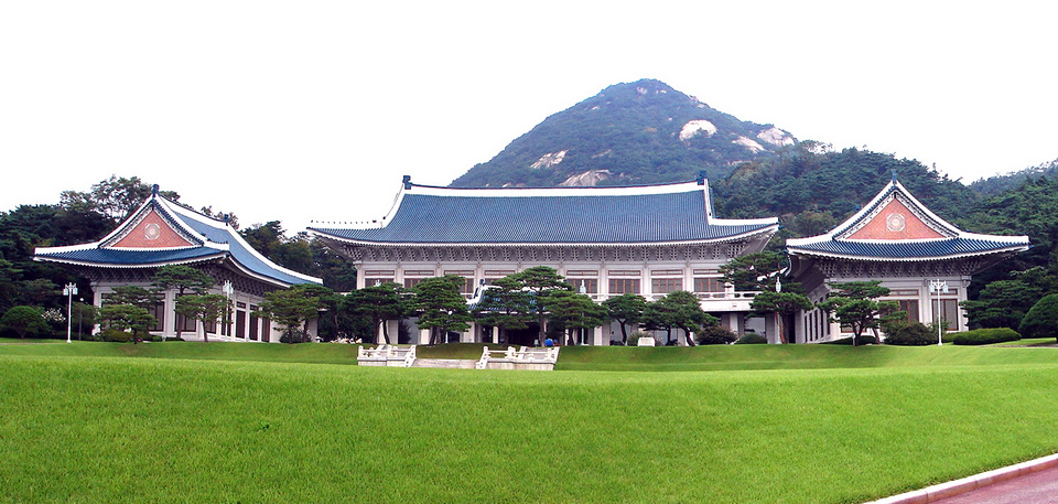Korea-Seoul-Blue_House_(Cheongwadae)_Reception_Center_0688&9-07_cropped