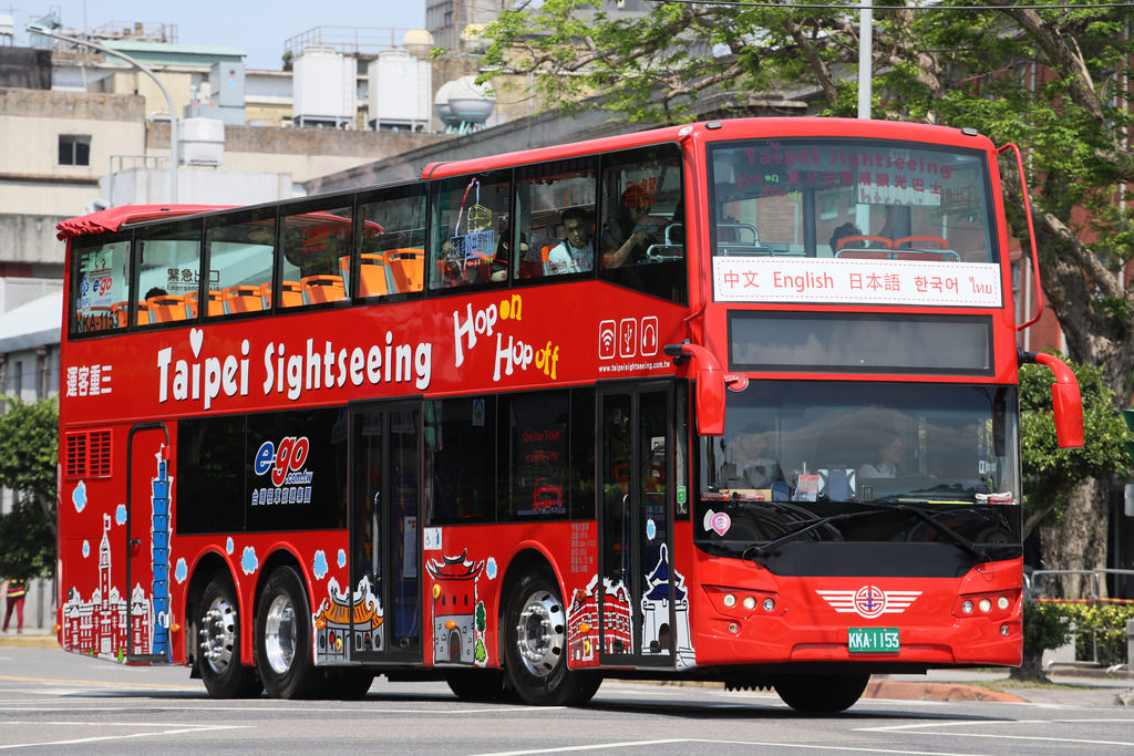 Take the 2-floor Sightseeing Bus to getting around the city