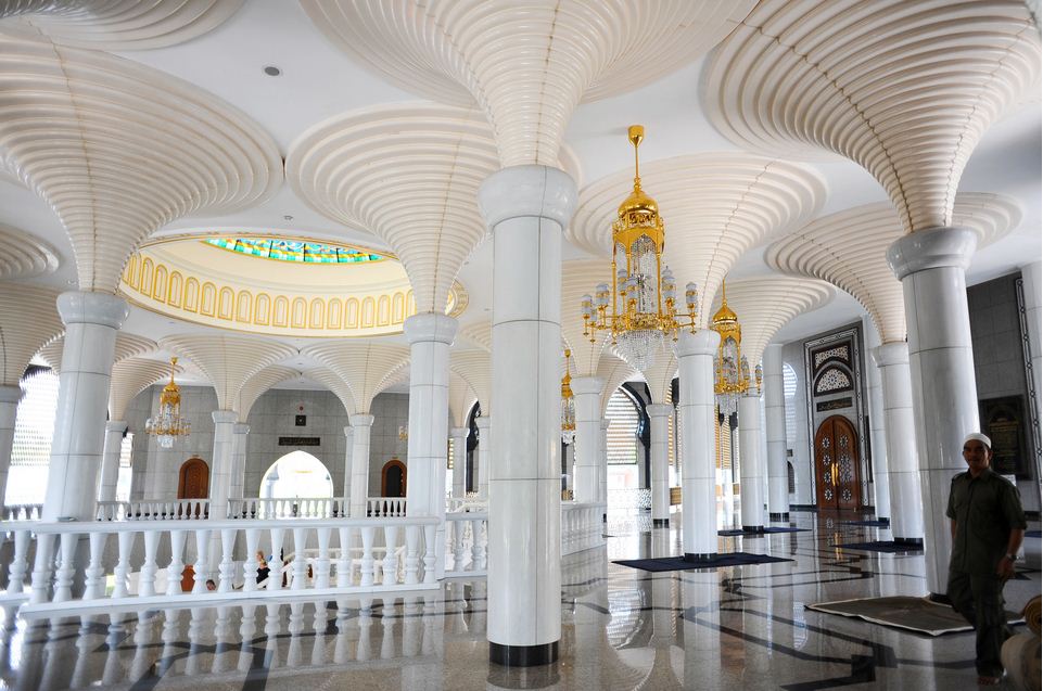 Jame Asr Hassanil Bolkiah Mosque interior