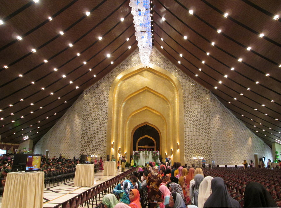 Men-and-women-are-segrated-in-a-second-waiting-room-before-meeting-the-Sultan-or-Queen-Consort-of-Brunei