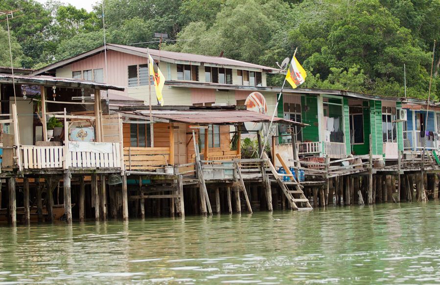 depositphotos_114407188-stock-photo-bruneis-water-village-called-kampong