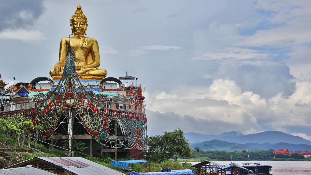 A temple on the banks of the Mekong River in the Golden Triangle in Chiang Saen