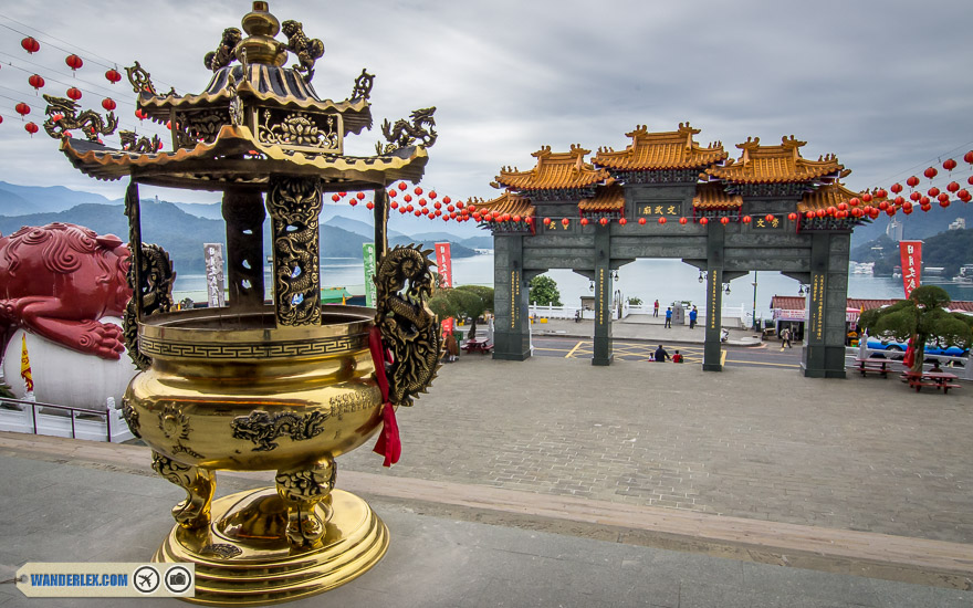inside sun moon lake wen wu temple1