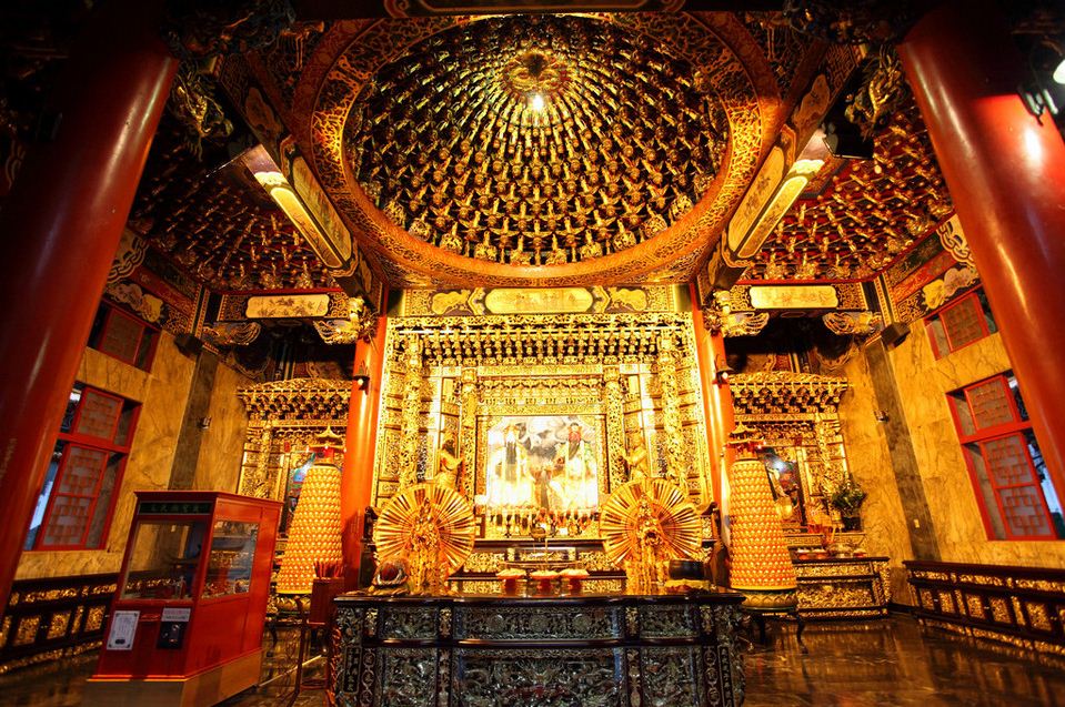 inside sun moon lake wen wu temple1