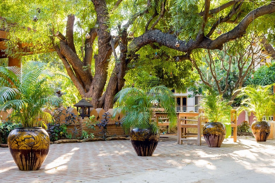 7-sisters-restaurant-garden-area-bagan
