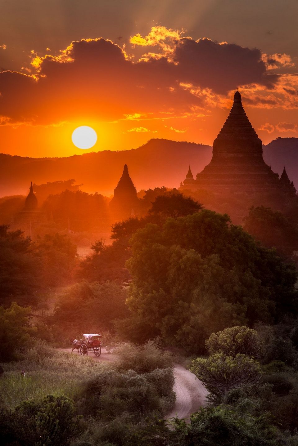Bagan-sunset-in-Myanmar-1024x550