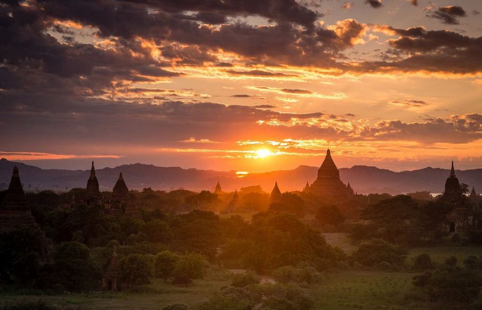 Bagan-sunset-in-Myanmar-1024x550
