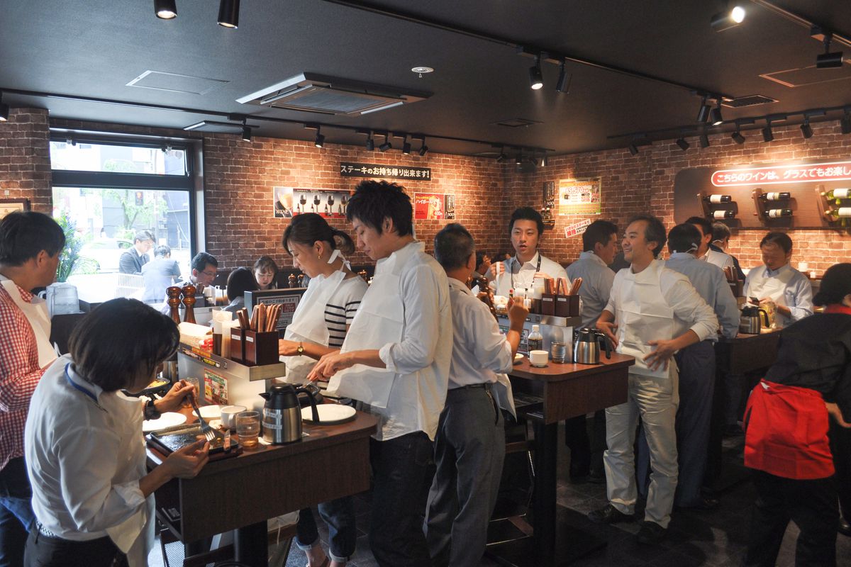 Ikinari_Steak_People_Eating_Steak__7_.0