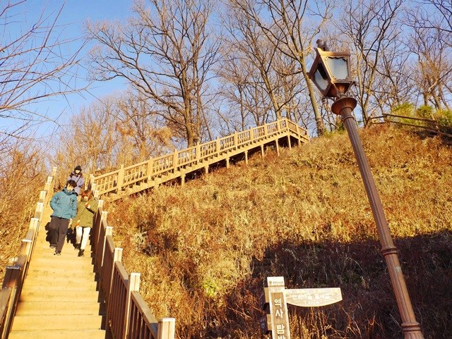 Road up to Omokdae