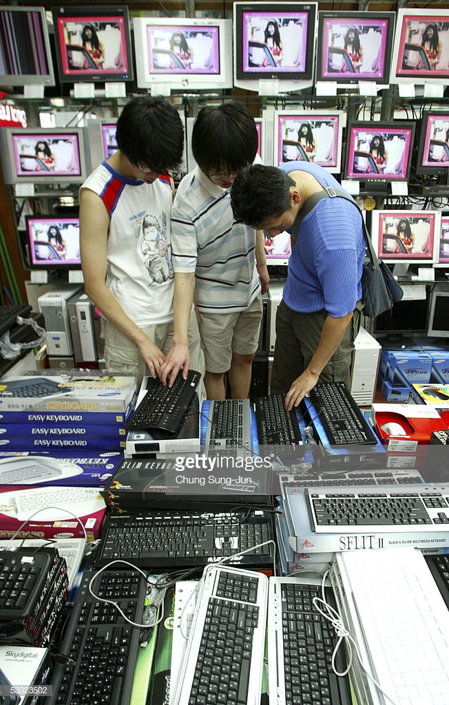 South Korean men look at computer keyboards at a electronic shopping mall on August 4, 2005 in Seoul, South Korea. South Korea and Singapore formally signed a Free Trade Agreement (FTA) that analysts say could boost Seoul's competitiveness in the service sector and expand Singaporean companies' investment here. Under the agreement, almost 75 percent of Singapore's exports to South Korea, worth more than three billion USD, will enjoy immediate tariff elimination. Companies in South Korea will be also granted tariff concessions on consumer electronics, computer, car, communications and semiconductor products. (Photo by Chung Sung-Jun/Getty Images)