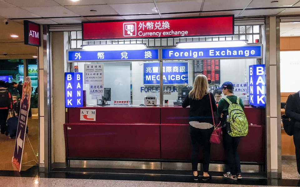 terminal_2_foreign_currency_exchange_tpe_airport_taipei_taiwan
