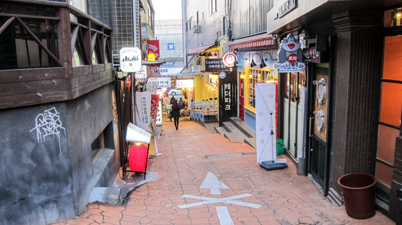 alleyway_leading_downhill_to_itaewon_station