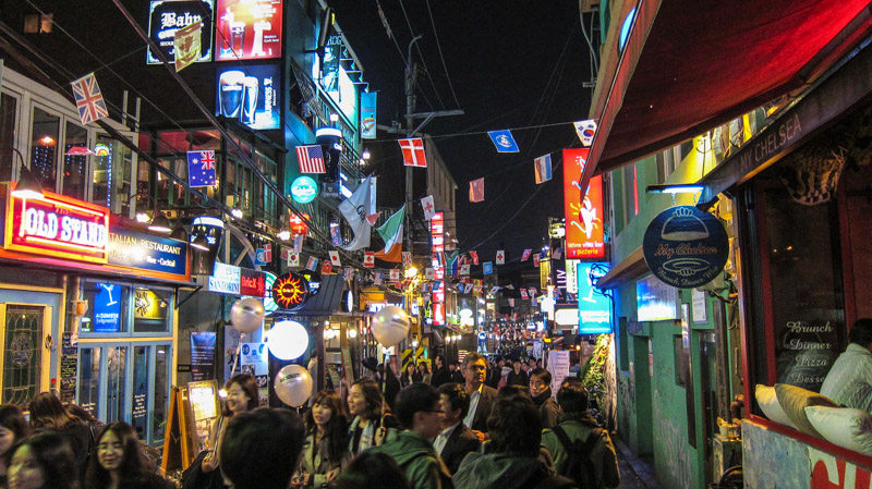 walking_down_an_alley_in_itaewon_at_night
