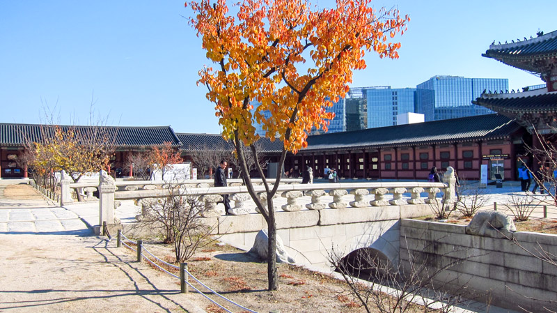 yeongjegyo_bridge_north_of_heungnyemun_gate_at_gyeongbokgung_palace_in_seoul