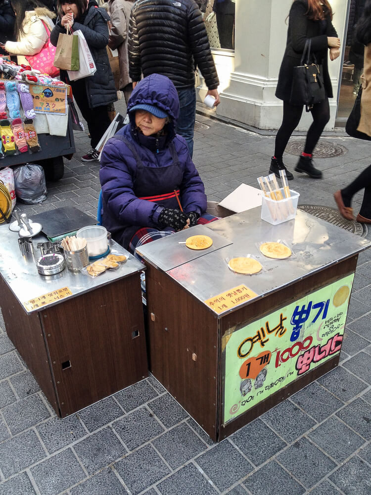 Korean street food bbopkki sugar lollipop (1)