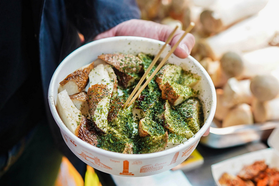 Grilled Mushroom at the Taiwanese night market Grilled Mushrooms, Stuffed Mushrooms, Taiwan, Grilling