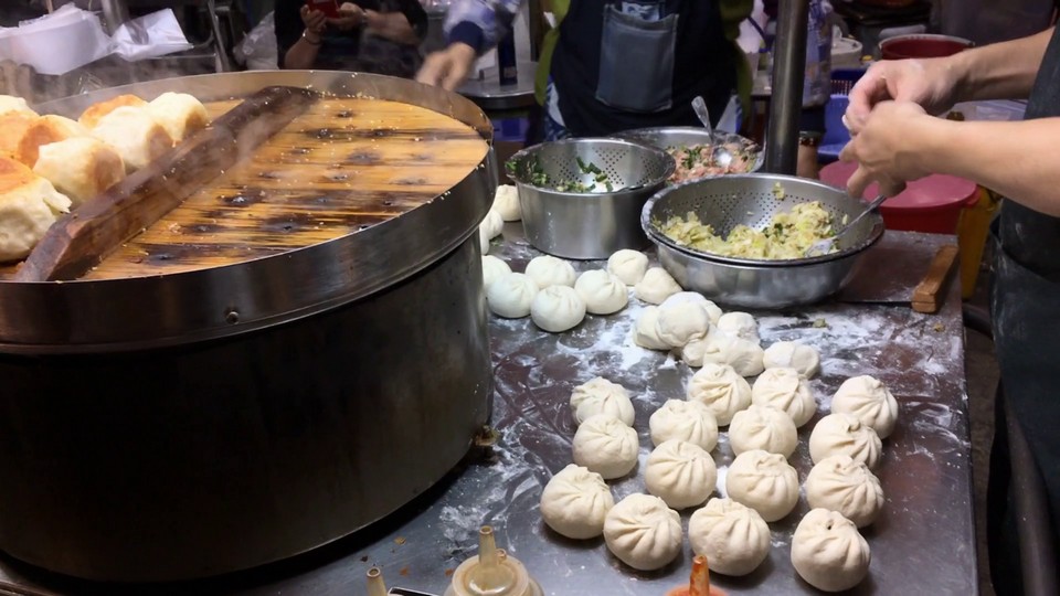 12fried shrimp dumplings taipei (1)