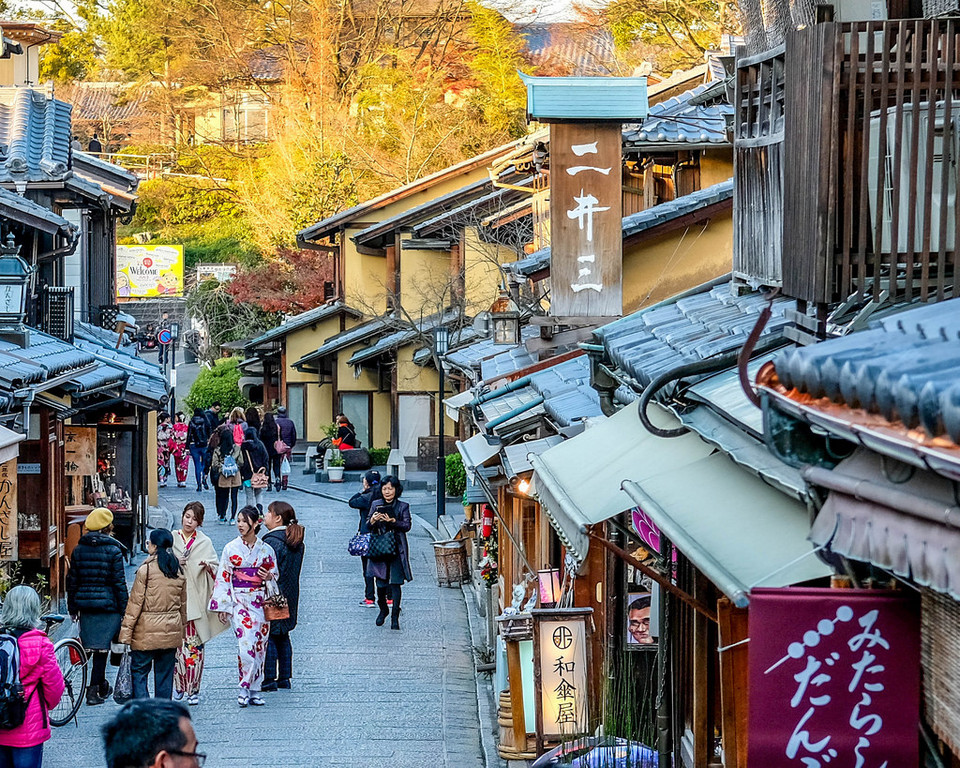 Sannen-zaka pedestrian street and tourist magnet
