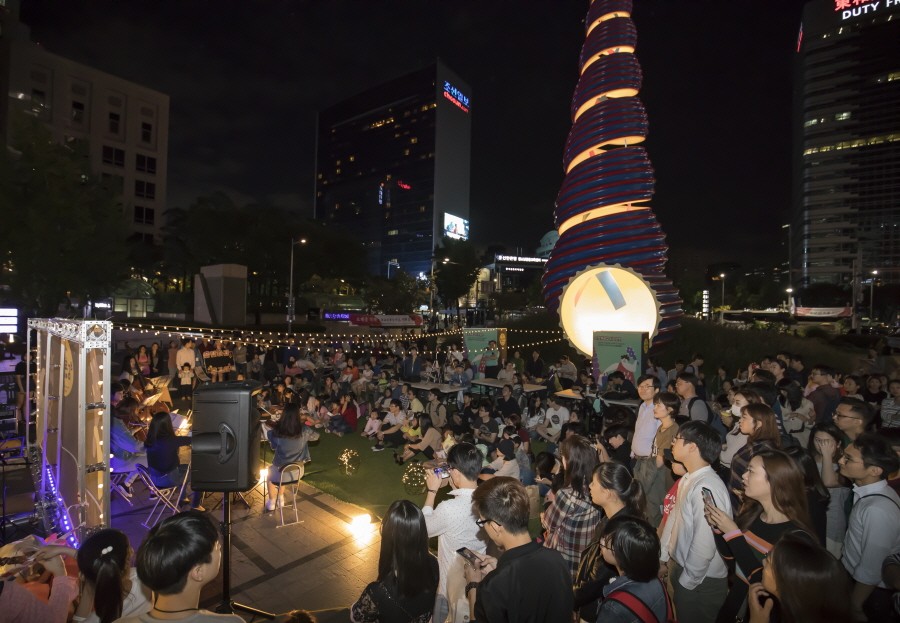 Performance at Cheonggye Plaza Season Market
