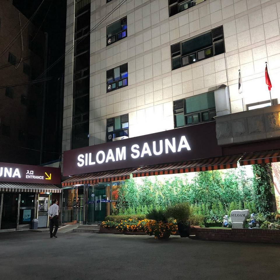 After having a deep "clean up", wearing clothes, now is the time to enjoy the true paradise with countless rooms to rest, relax as well as great food.