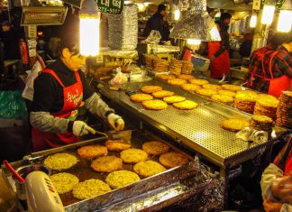 bindaetteok_at_gwangjang_market_in_seoul1