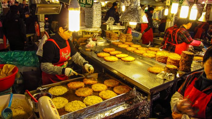bindaetteok_at_gwangjang_market_in_seoul1