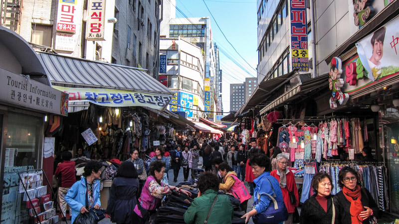 shoppers_hunting_for_bargains_at_namdaemun_market_in_seoul