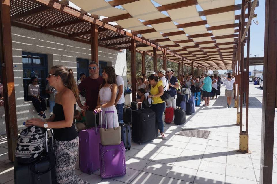 santorini-airport-21128_b