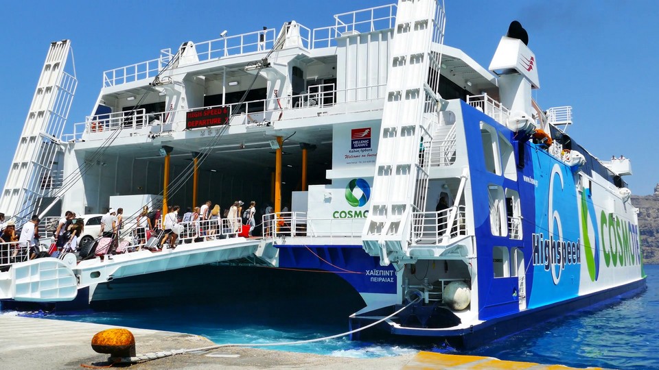 time-lapse-tourists-boarding-the-santorini-ios-ferry-line-on-board-hellenic-seaways-highspeed-6-catamaran-super-ferry_blf8oanf_thumbnail-full01