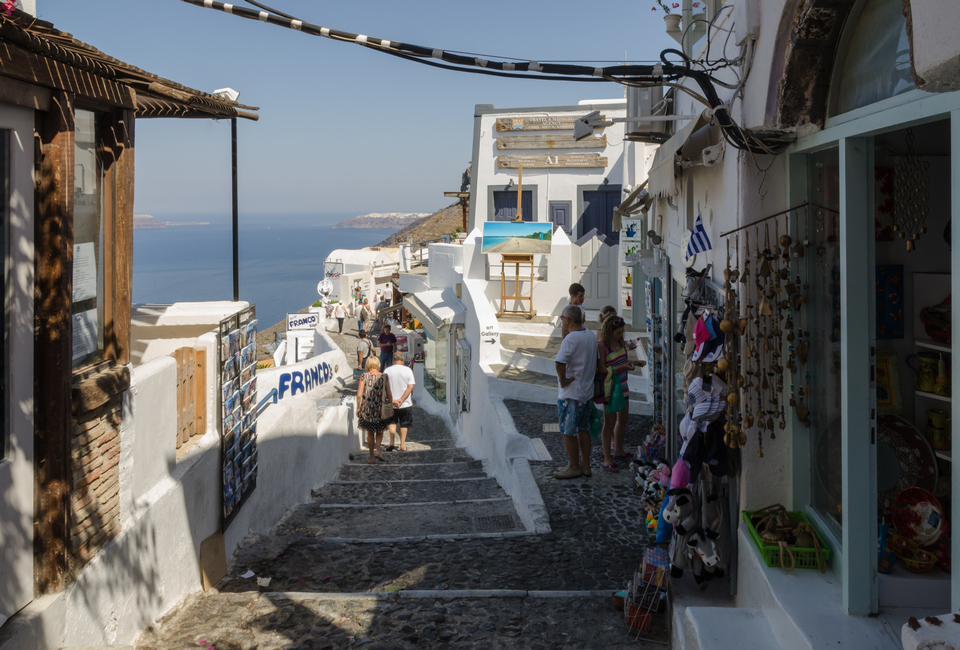 Crater_rim_alley_-_Fira_-_Santorini_-_Greece_-_01