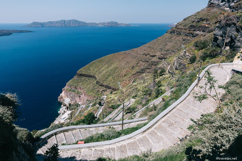 way to Fira-Old-Port
