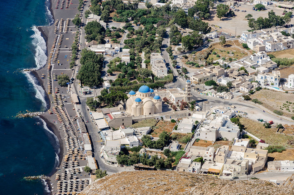 1200px-Perissa_seen_from_ancient_Thera_-_Santorini_-_Greece_-_05