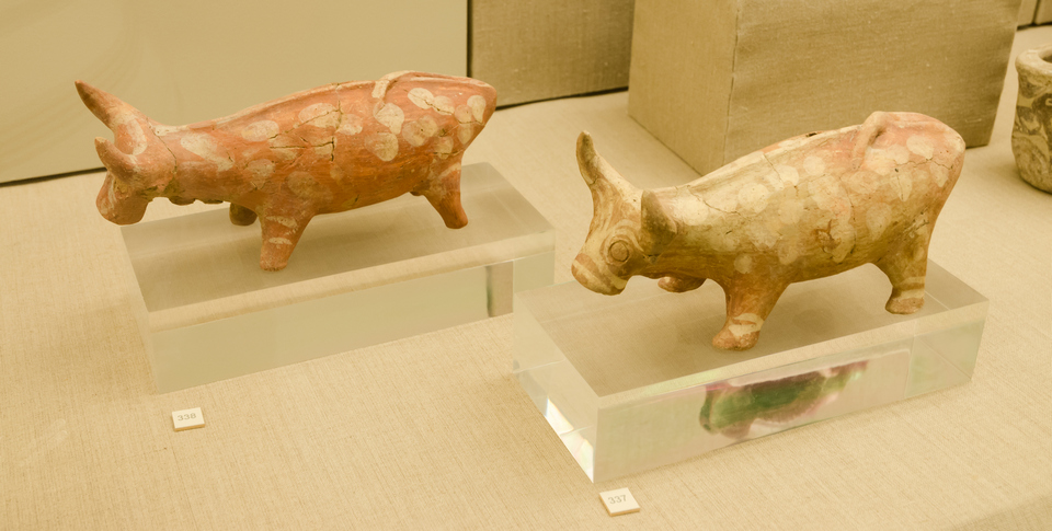 Archaeological_site_of_Akrotiri_-_Museum_of_prehistoric_Thera_-_Santorini_-_neolithic_pottery_-_bull_rhyta_-_05