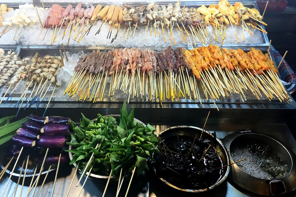 Jalan-Alor-night-food-markets-stall-selling-skewers_cc