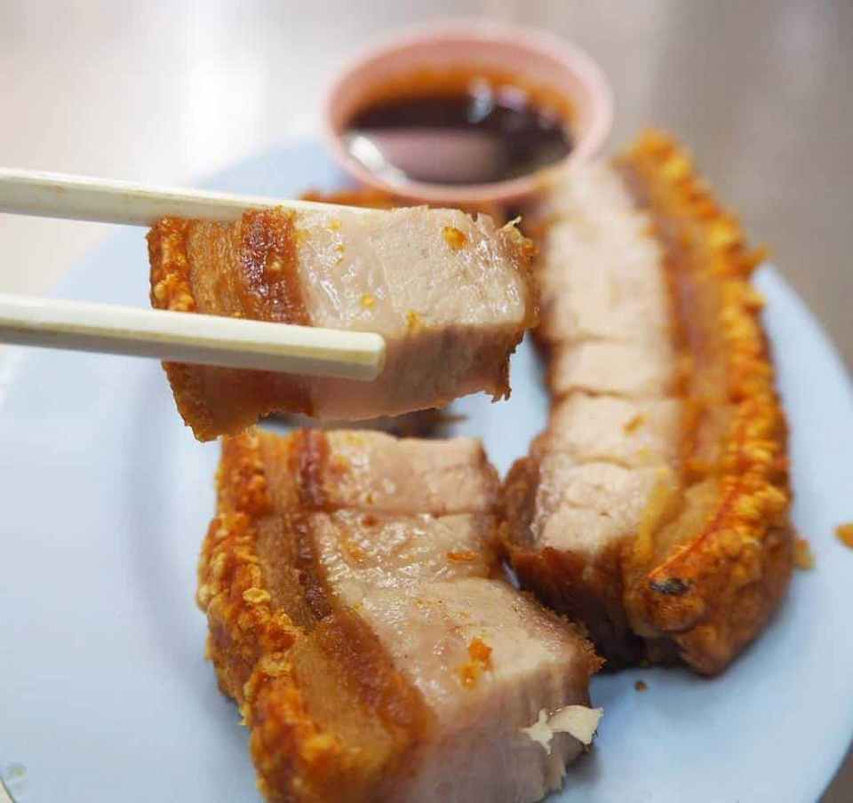 thai street food michelin star Guay Jub Mr. Joe Mr Joe Crispy Pork (Bib Gourmand) (1)