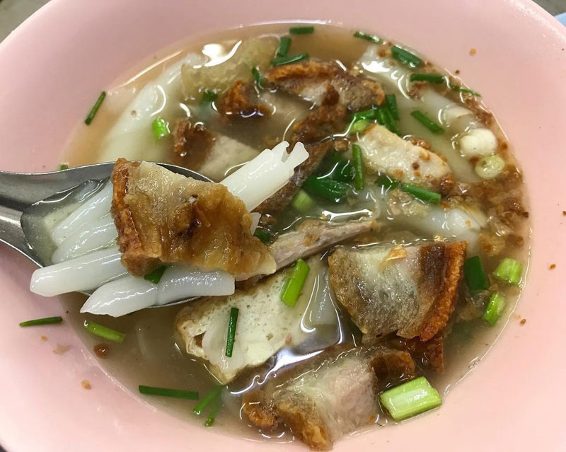 thai street food michelin star Guay Jub Mr. Joe Mr Joe Crispy Pork (Bib Gourmand) (1)