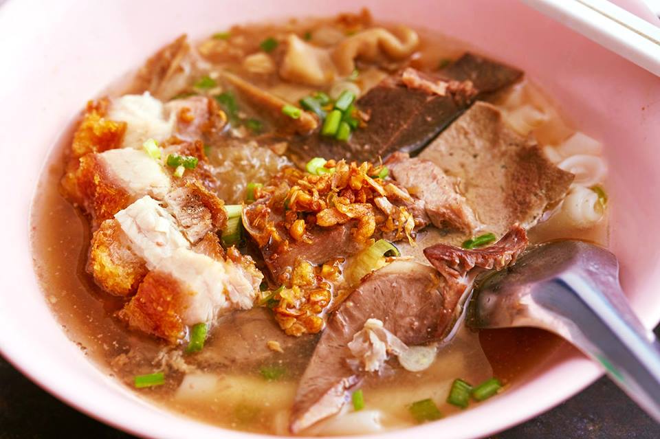 thai street food michelin star Guay Jub Mr. Joe Mr Joe Crispy Pork (Bib Gourmand) (1)