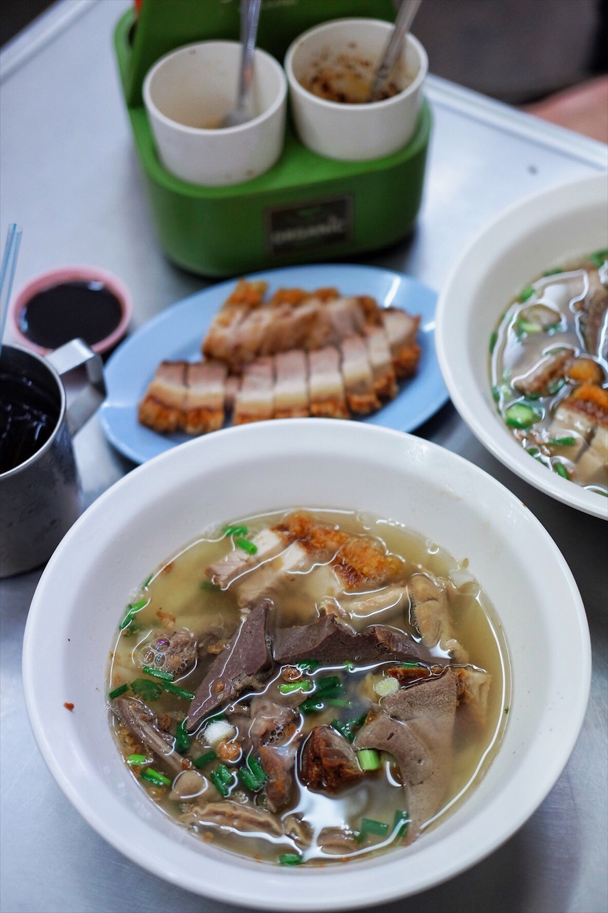 thai street food michelin star Guay Jub Mr. Joe Mr Joe Crispy Pork (Bib Gourmand) (1)